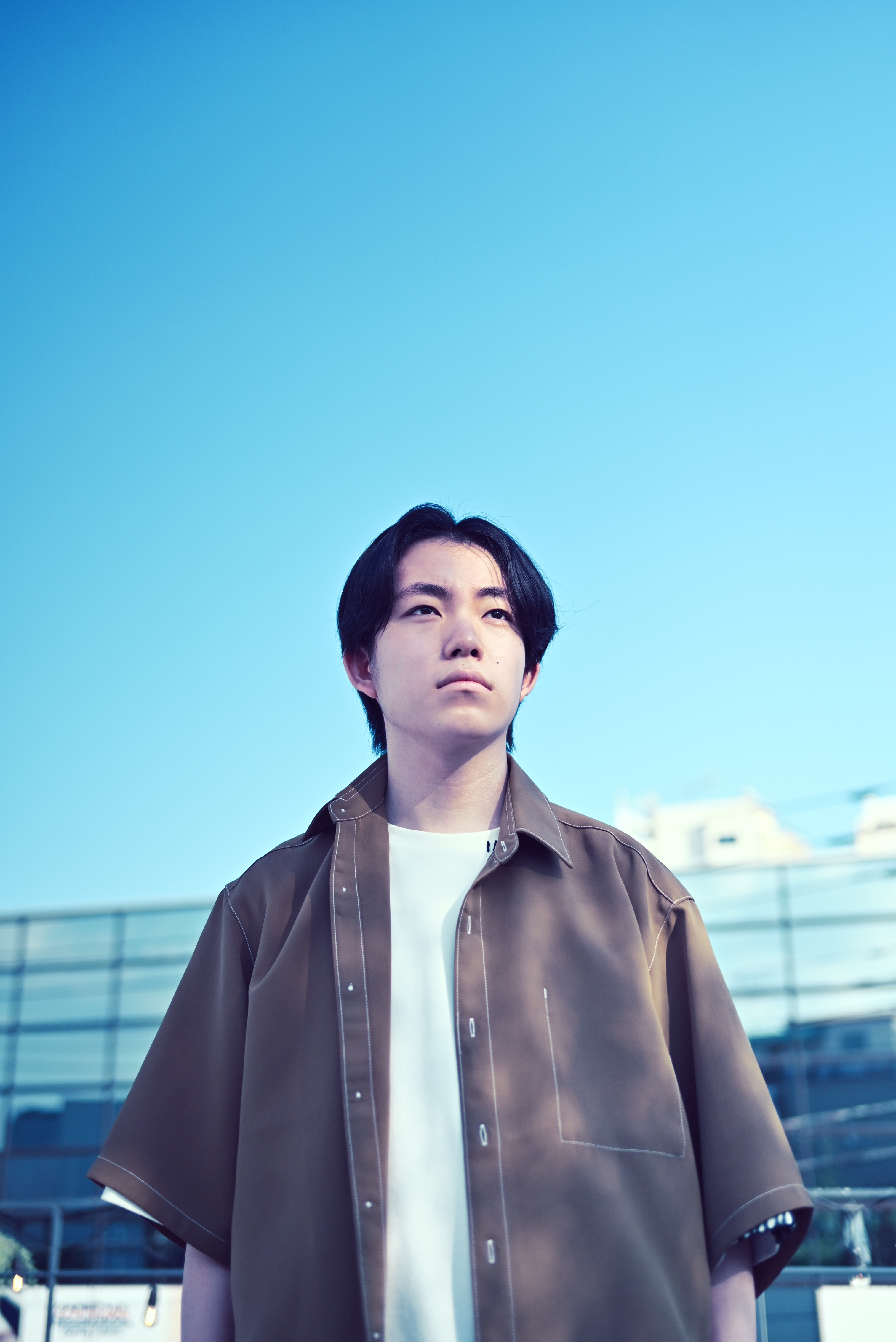青空の下、下北沢を歩く俳優・岡本夕弦